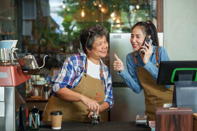 2 femmes employées par des petites entreprises engagées dans des tâches