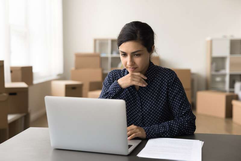 Una mujer de negocios trabajando con un portátil