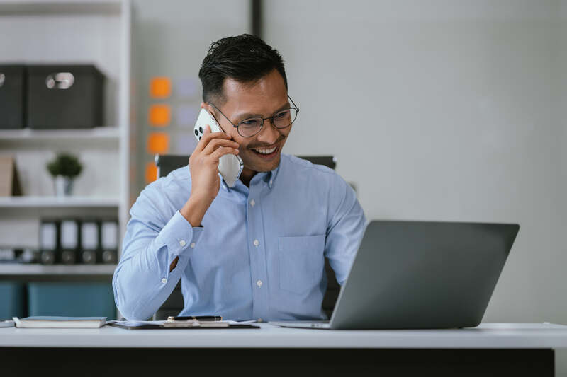 Propriétaire de petite entreprise travaillant avec un concept de suivi financier ou de comptabilité analytique sur ordinateur portable