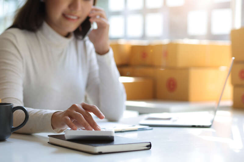 Une jeune femme, propriétaire d'une petite entreprise de commerce électronique en ligne